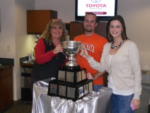DSCN2825 Three people posing with a trophy