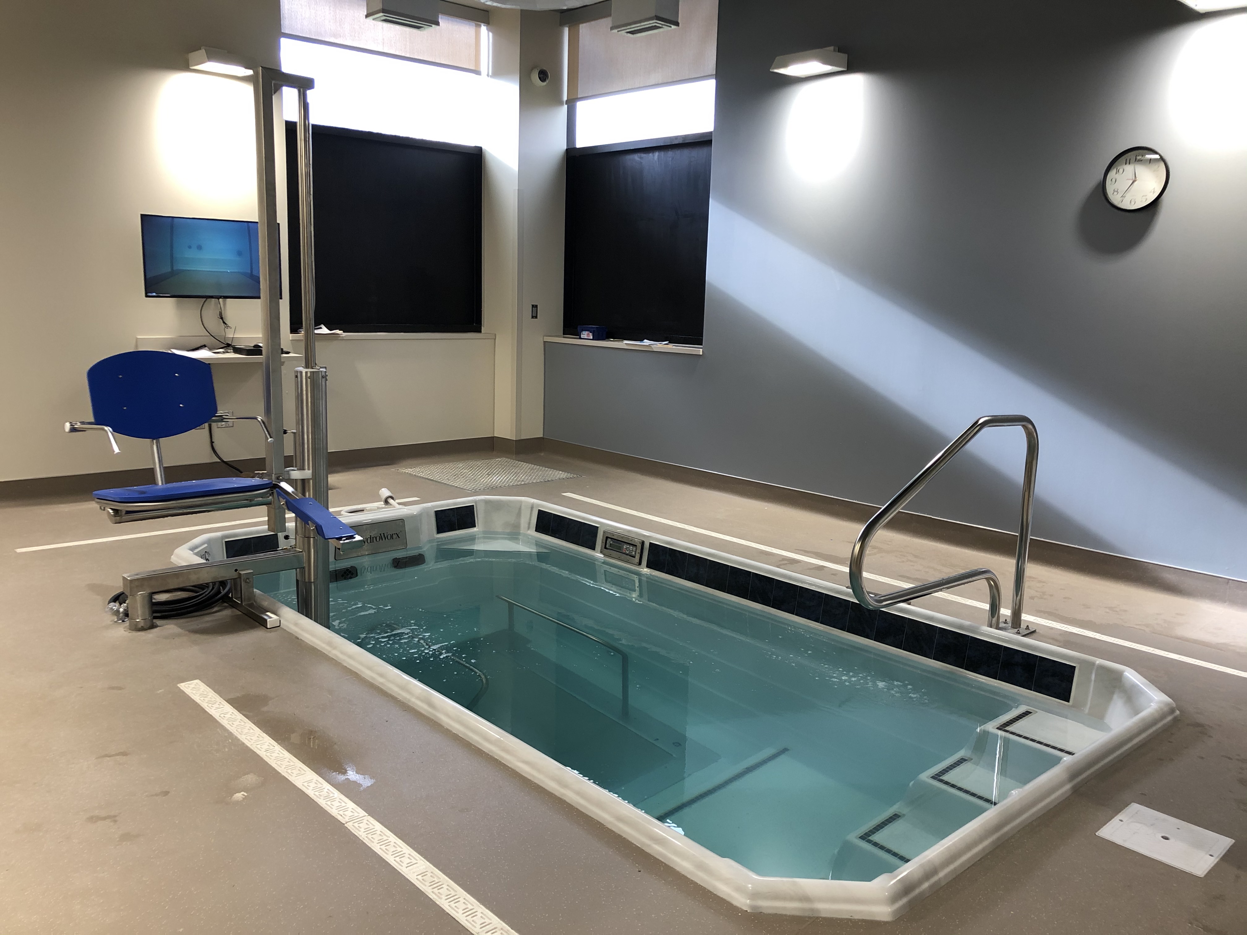 500 Series pool room with chair lift